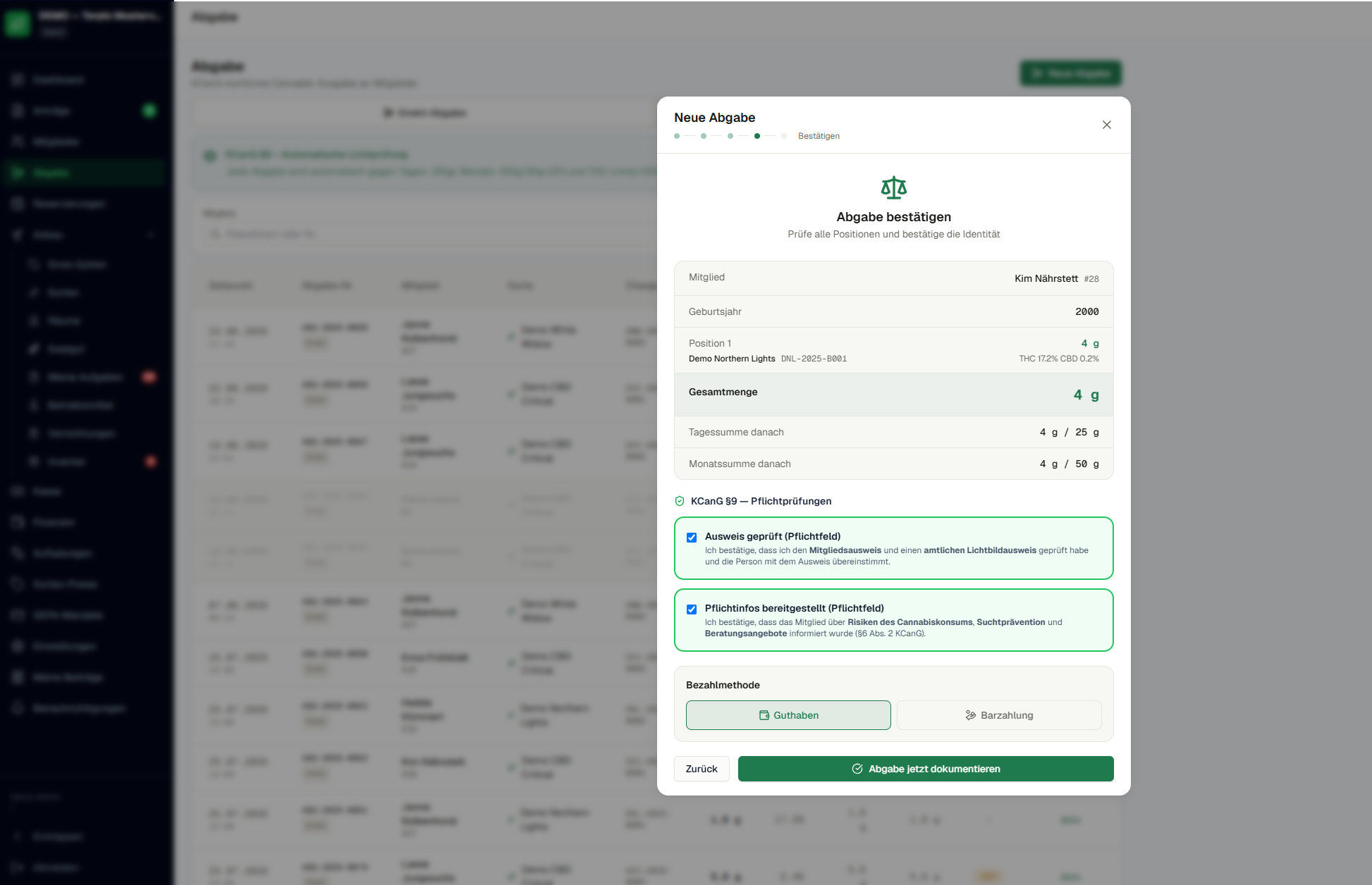 Abgabedialog in TERPIO: Bestätigungsschritt mit Mitglied, Geburtsjahr, Position und Gesamtmenge, Tagessumme 4 von 25 Gramm, Monatssumme 4 von 50 Gramm sowie den angehakten Pflichtprüfungen nach Paragraf 9 KCanG.